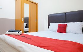 RedDoorz @ Jalan Biak Roxy Jakarta